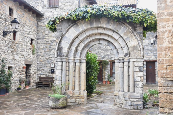 Portalada d'a Ilesia de Chanovas, uei
							en a dentrada d'a Ilesia de Fiscal